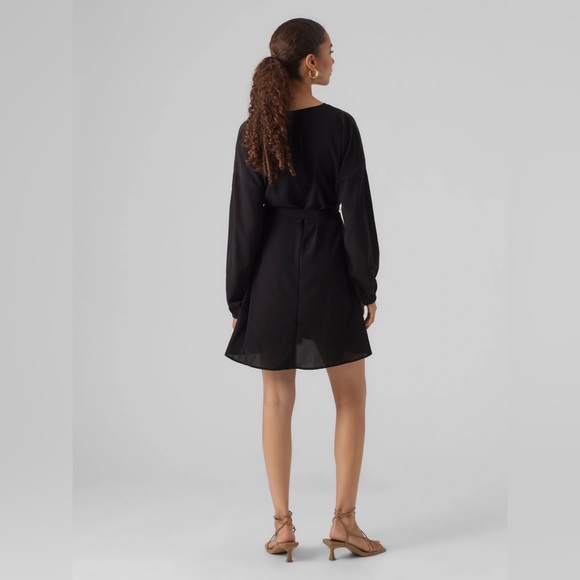 Vero Moda Short Dress V neck in Black - Picture 2 of 10